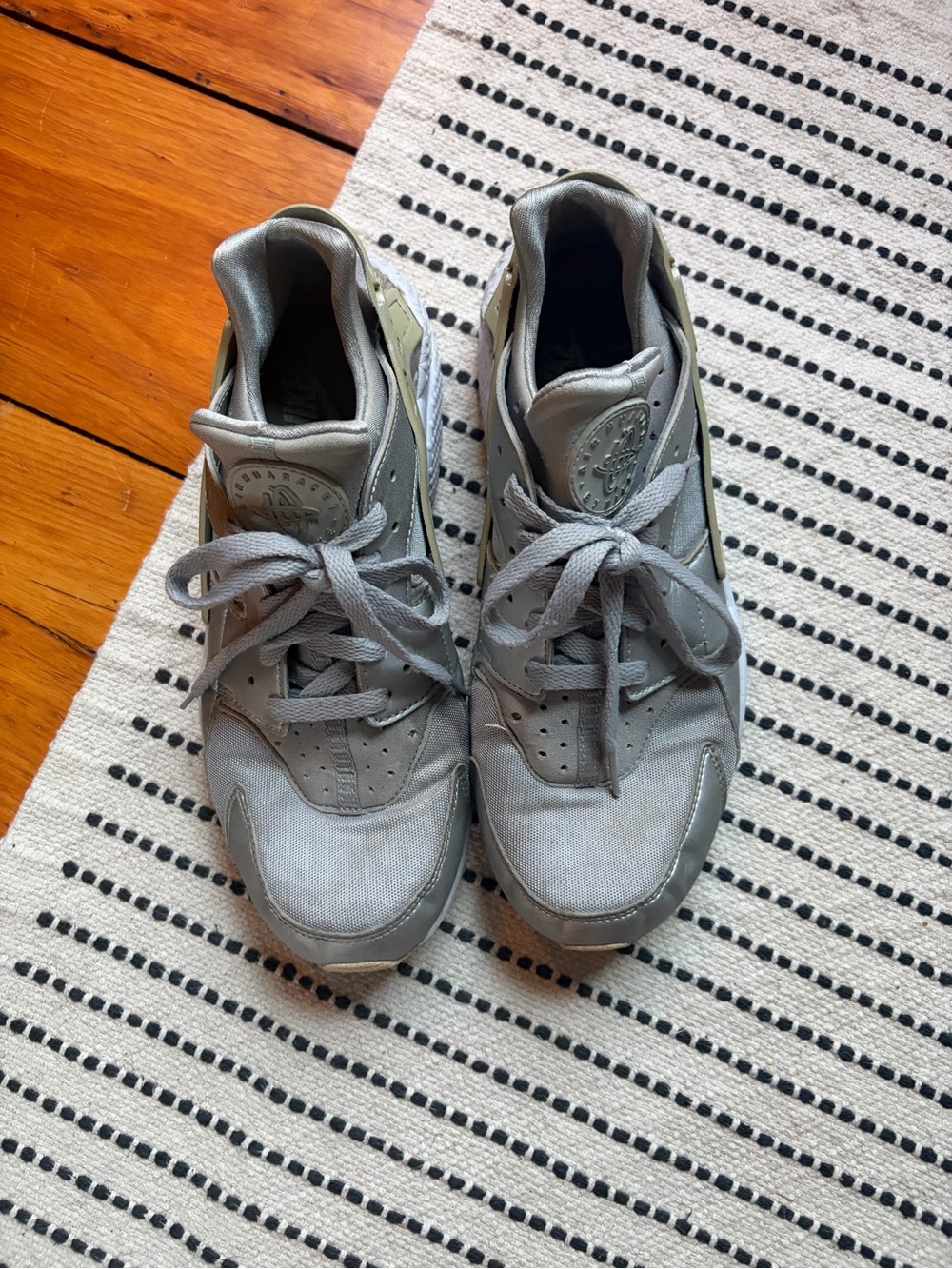 Nike Men’s Silver Air Huarache Sneakers - Picture 4 of 7